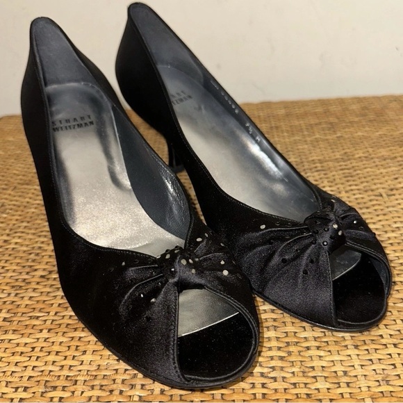 EUC Stuart Weitzman Glotallulah Women 9.5M Satin Peep Toe Swarovski Crystal Knot